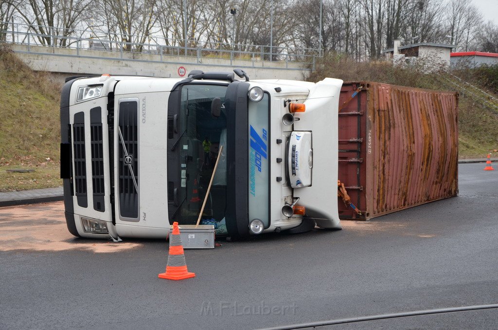 LKW umgestuerzt Niehler Hafen P082.JPG